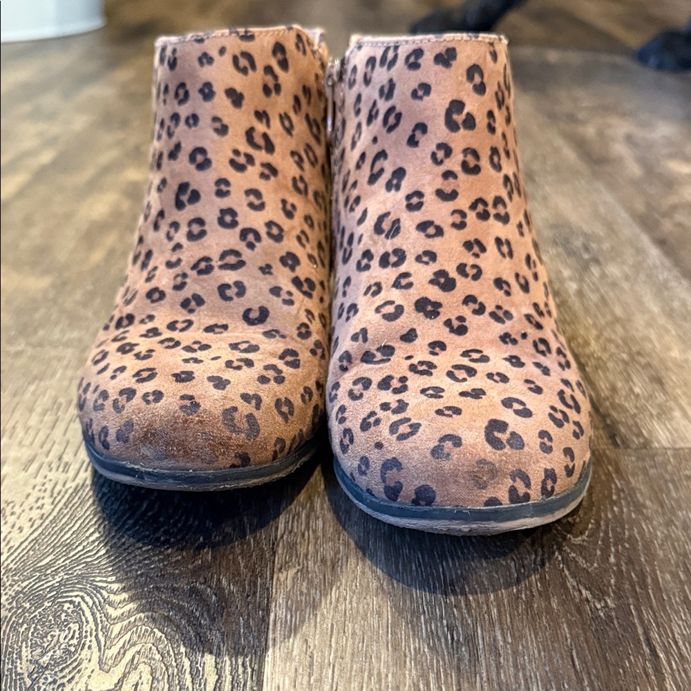 Kid’s Cat and Jack Leopard Print Zip-Up Ankle Boots, size 2